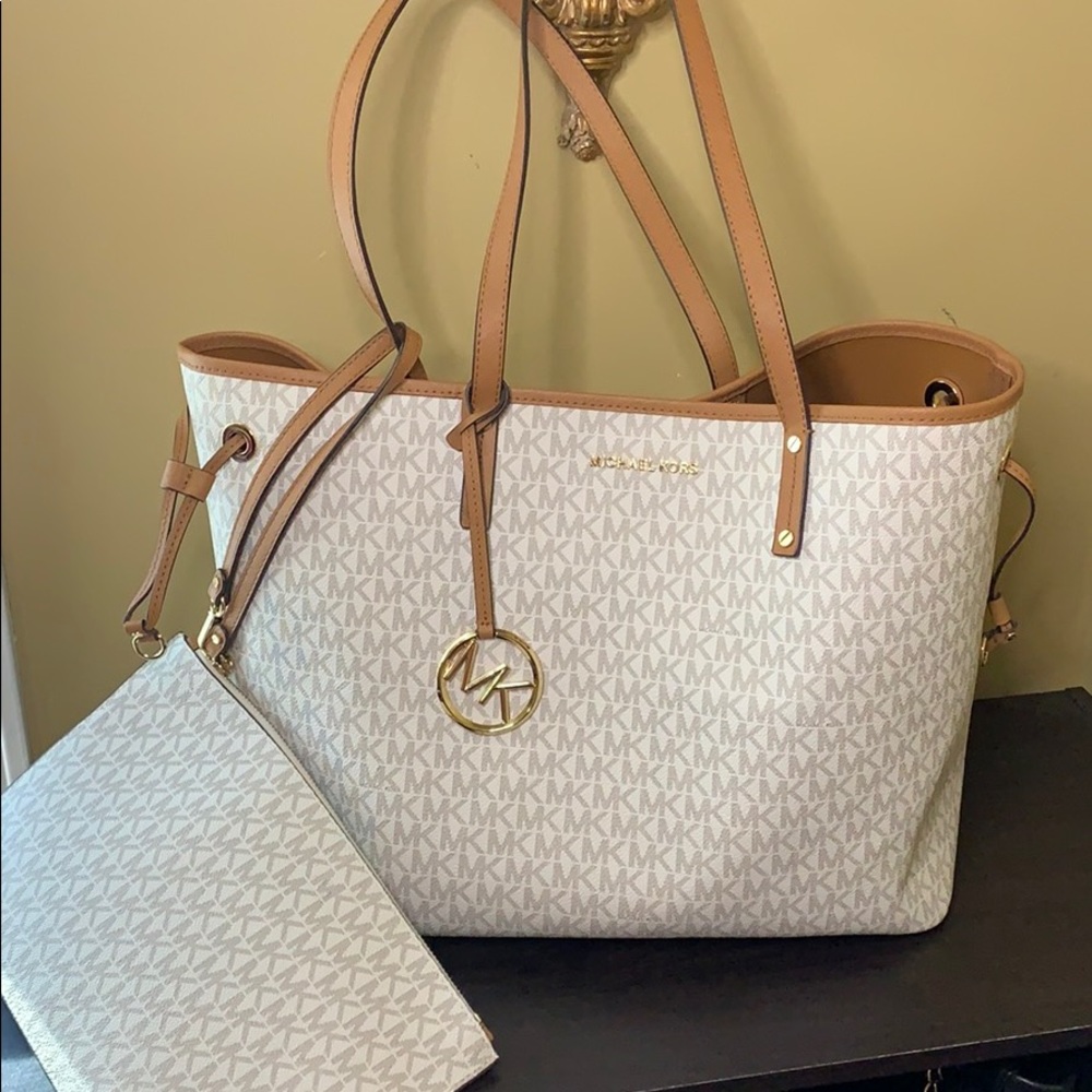 Authentic White Michael Kors JetSet Large Tote